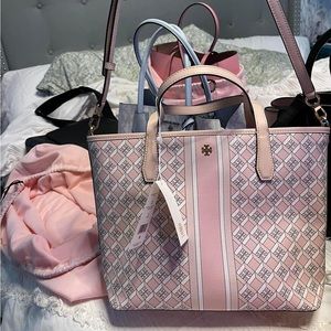 NWT TORY BURCH T TOTE- not the large! THIS HAS THE ZIPPER CLOSURE